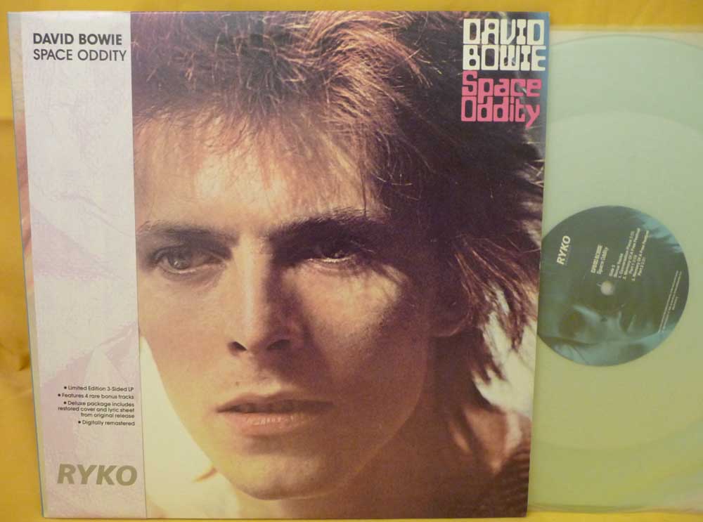 David bowie's space oddity. Дэвид Боуи Спэйс Оддити. David Bowie Space Oddity 1969. Space Oddity David Bowie обложка. Боуи Space Oddity.